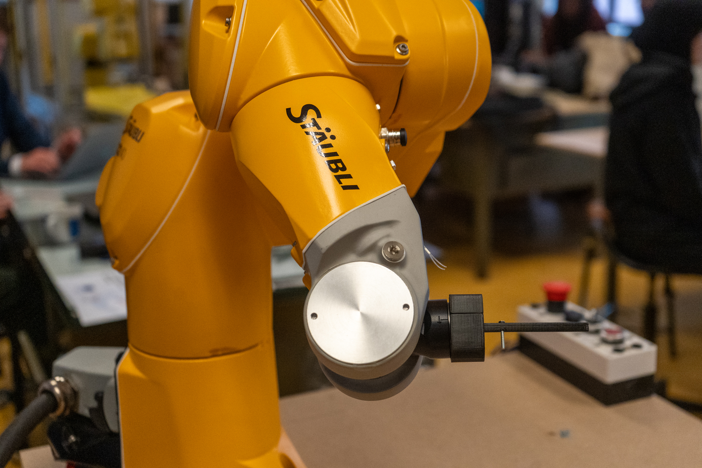 Bras robotisés et mini-usines au laboratoire d'automatisation