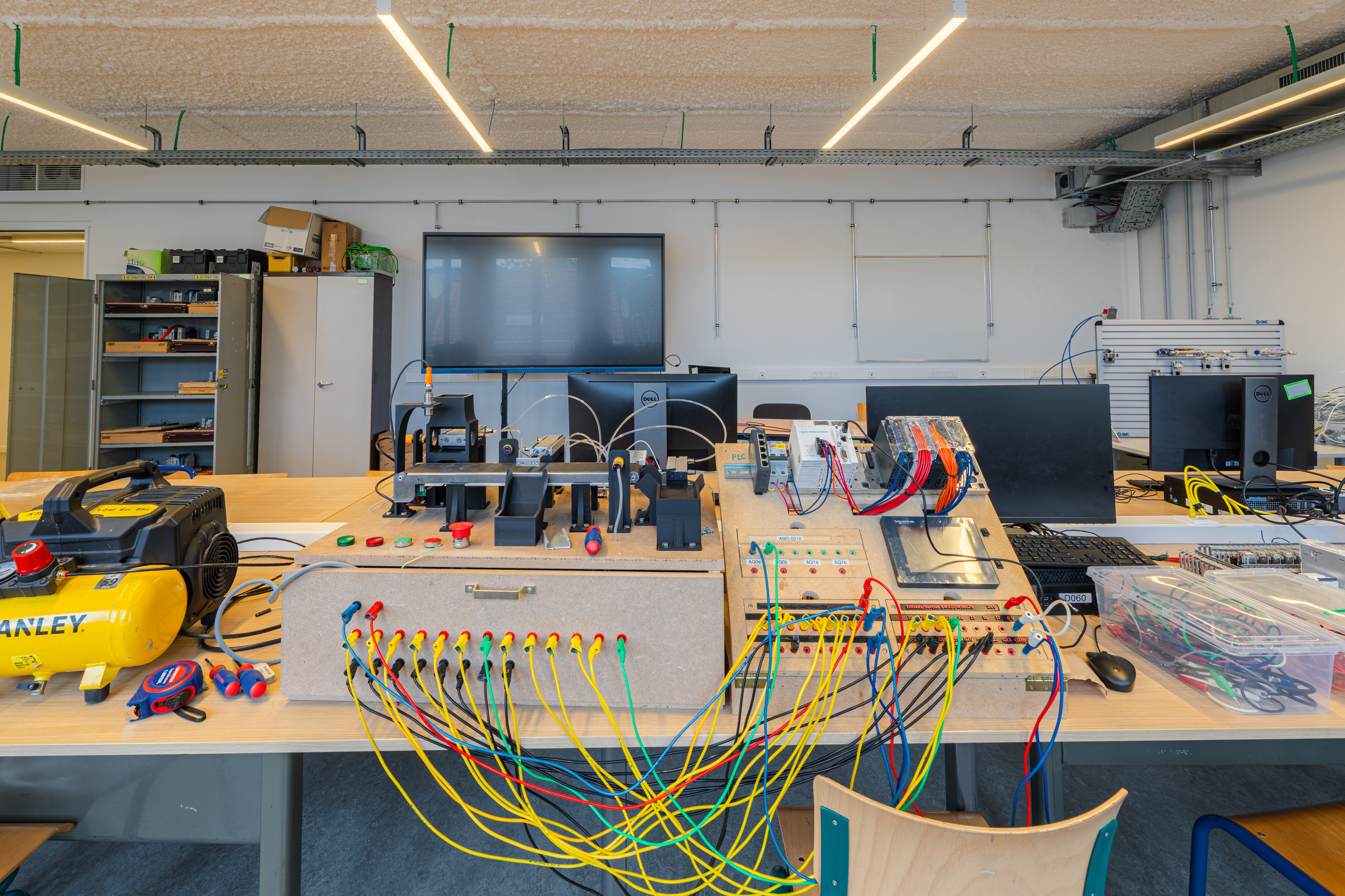 Postes de connectique et dépannage au laboratoire d'électricité