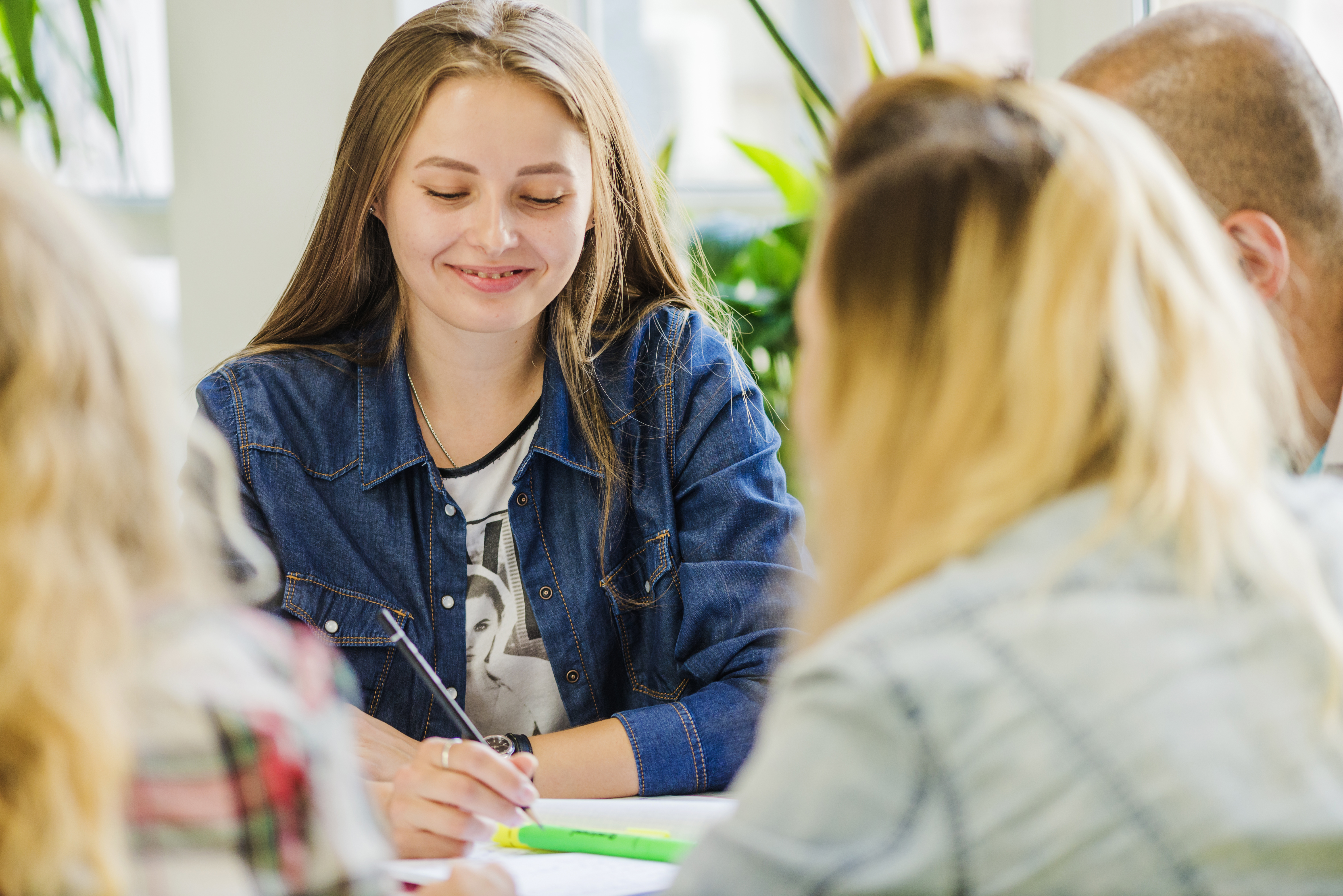 Étudiantes en train d'échanger pendant leurs études