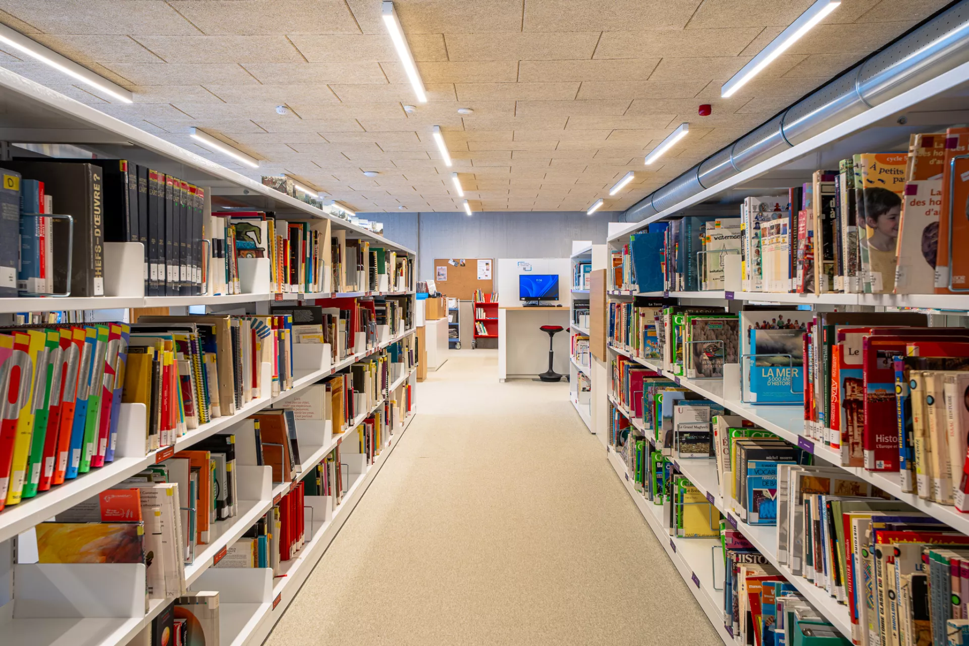 Espace bibliothèque avec rayonnages au campus Galileo