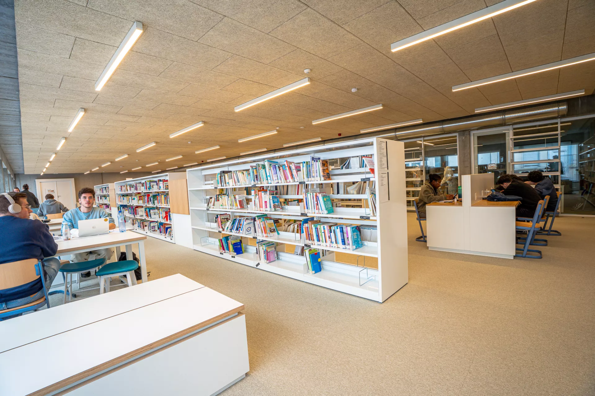 Tables de travail et bibliothèque du campus Galileo